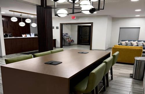 Harvey Hotel | Comfort Inn & Suites Harvey - Chicago Southland