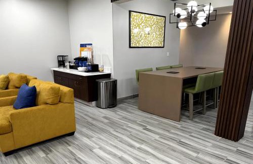 Harvey Hotel | Comfort Inn & Suites Harvey - Chicago Southland