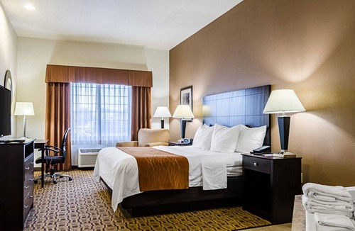 Lawrence Hotel | Comfort Inn & Suites Lawrence - University Area