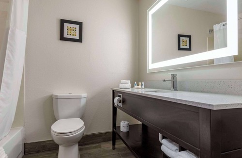 Bayberry Hotel | Comfort Inn & Suites Liverpool - Syracuse