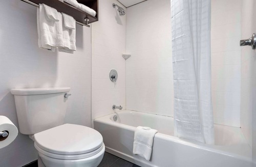 Galeville Hotel | Comfort Inn & Suites Liverpool - Syracuse North