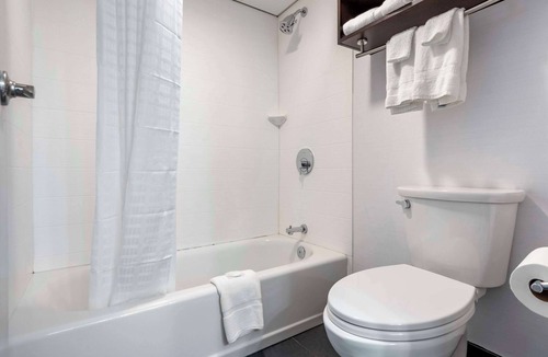Galeville Hotel | Comfort Inn & Suites Liverpool - Syracuse North