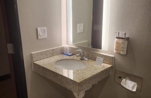 Miami Hotel | Comfort Inn & Suites Miami - Route 66