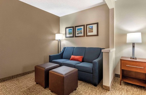 Otterbien Home Hotel | Comfort Inn & Suites Middletown - Franklin
