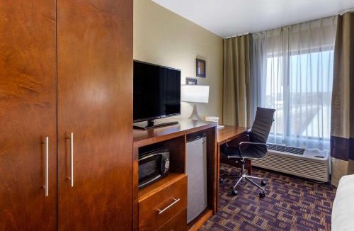 Aurora Hotel | Comfort Inn & Suites North Aurora - Naperville