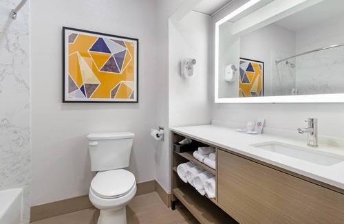 Southeastern Sacramento Hotel | Comfort Inn & Suites Sacramento - University Area