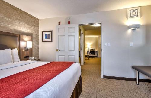 Southwest Calgary Hotel | Comfort Inn & Suites South