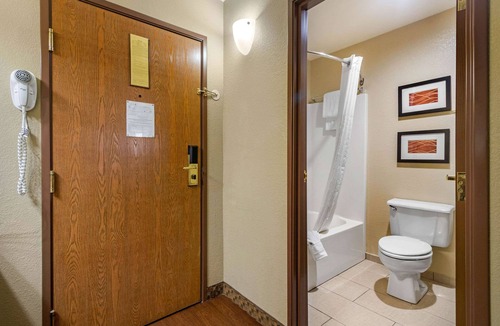 Springfield Hotel | Comfort Inn & Suites Springfield I-44