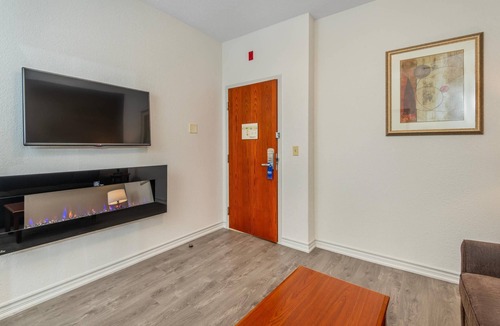 Gananoque Hotel | Comfort Inn & Suites Thousand Islands Harbour District