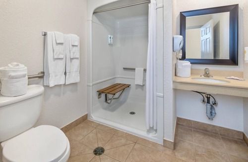 Gananoque Hotel | Comfort Inn & Suites Thousand Islands Harbour District