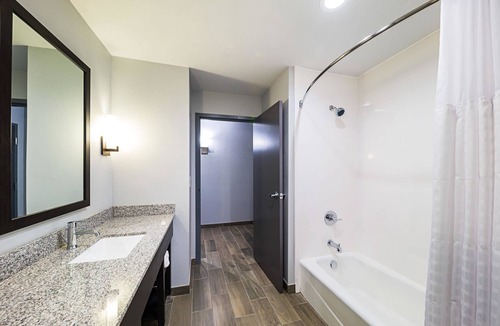 Central Oklahoma City Hotel | Comfort Inn & Suites Oklahoma City near Bricktown