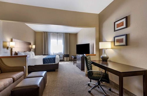 Waterloo Hotel | Comfort Inn & Suites Waterloo - Cedar Falls