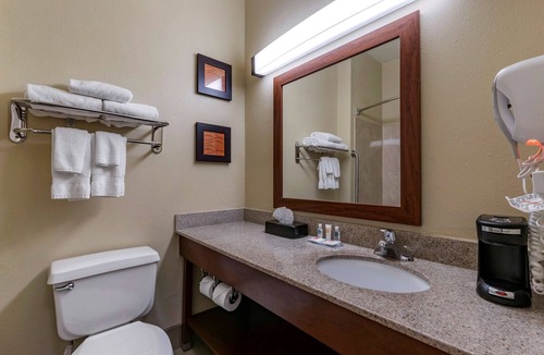 Waterloo Hotel | Comfort Inn & Suites Waterloo - Cedar Falls
