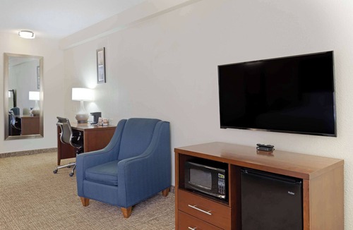 Greenwich Hotel | Comfort Inn & Suites Wichita Northeast