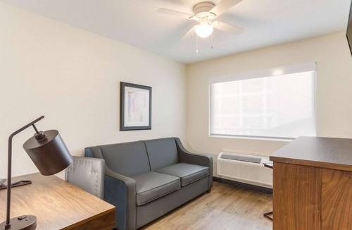 Merry Oaks Apartment | Comfort Meets Affordability! Onsite Swimming Pool, Complimentary Breakfast