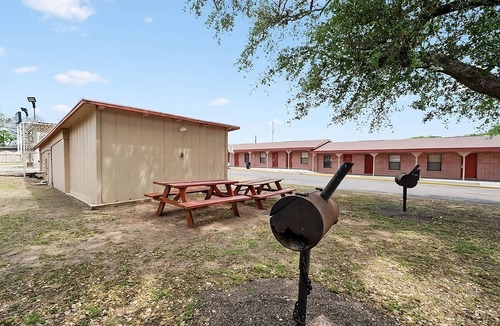 Beeville House | Comfort Meets Affordability! 2 Comfortable Units, Parking, Near Flournoy Park