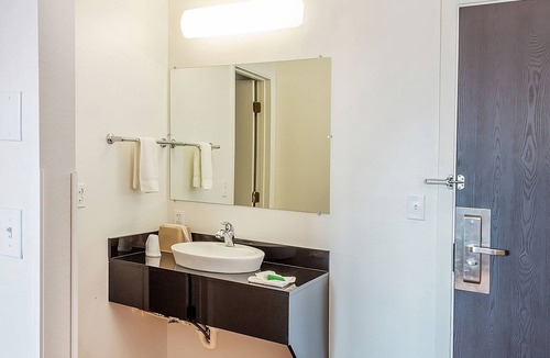 Shelby Hotel | Comfort Meets Affordability! 2 Comfortable Units, Parking, Near Lake Shel-oole