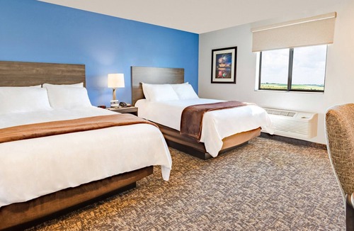 East Moline Hotel | Comfort Meets Convenience in a Room w/Modern Amenities