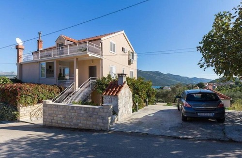 Hodilje Apartment | Comfort One Bedroom Apartment with Balcony and Sea View (VELIKI)