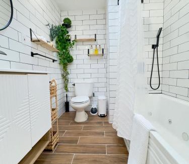 Foxcroft Square House | Comfort Philly Stay Jacuzzi and Parking