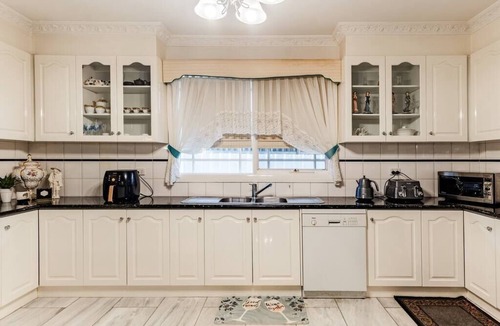 Preston Apartment | Comfort Private room with queen bed & study