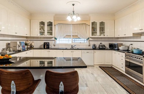 Preston Apartment | Comfort Private room with queen bed & study