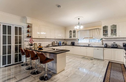 Preston Apartment | Comfort Private room with queen bed & study