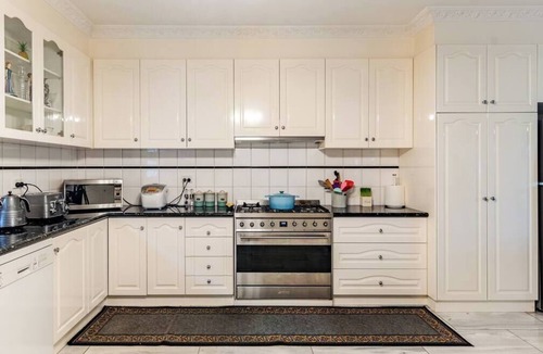 Preston Apartment | Comfort Private room with queen bed & study