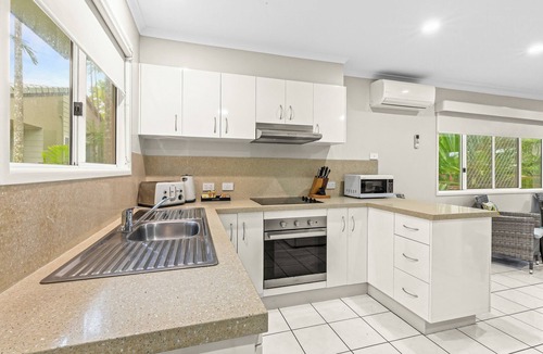 Blacks Beach Hotel | Comfort Resort Blue Pacific