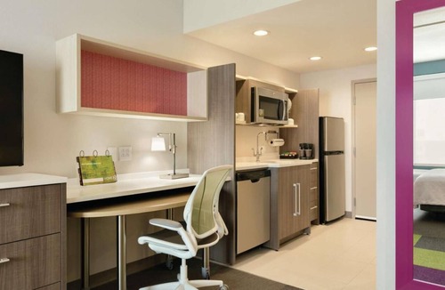Williamsville Hotel | Comfort Retreat! Onsite Pool, Free Hot Breakfast, Parking, Pets Allowed!