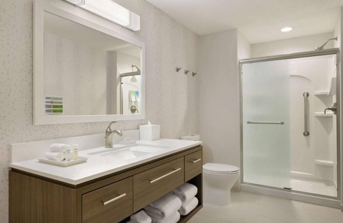Williamsville Hotel | Comfort Retreat! Onsite Pool, Free Hot Breakfast, Parking, Pets Allowed!