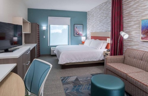 Port Canaveral Hotel | Comfort Retreat! Onsite Pool, Free Breakfast, Parking, Pets Allowed!