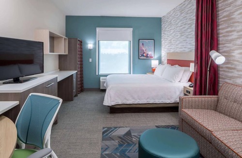 Port Canaveral Hotel | Comfort Retreat! Onsite Pool, Free Breakfast, Parking, Pets Allowed!