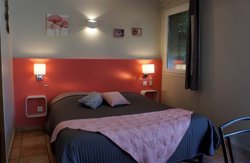 Loriol-du-Comtat Hotel | Comfort room with kitchen lounge in the heart of Vaucluse.