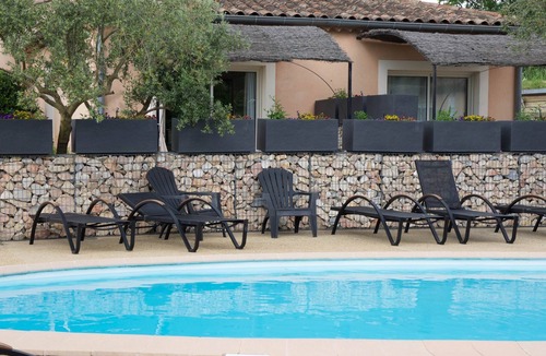Loriol-du-Comtat Hotel | Comfort room with kitchen lounge in the heart of Vaucluse.