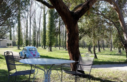 Loriol-du-Comtat Hotel | Comfort room with kitchen lounge in the heart of Vaucluse.