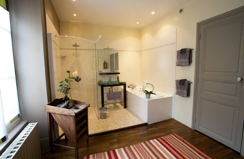 Etaule House | Comfort room with extra bed