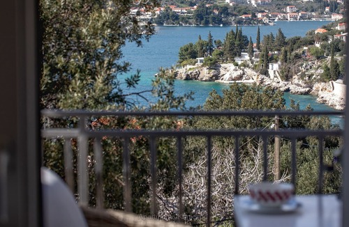 Stikovica Apartment | Comfort Seaside Lovely Seaview Apartment with Balcony, Terrace & Priv Parking