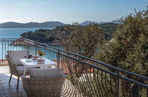 Stikovica Apartment | Comfort Seaside Lovely Seaview Apartment with Balcony, Terrace & Priv Parking