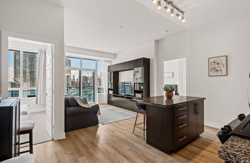 Church and Wellesley Hotel | Comfort Stay - 2BR Suite - Free Parking - CN Tower View