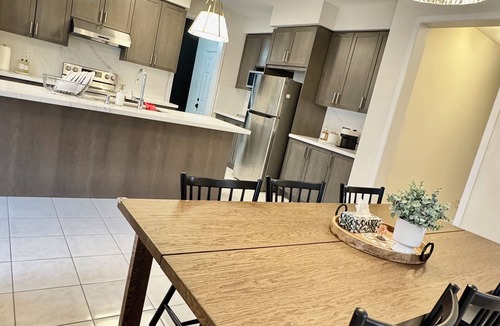 Niagara Falls House | Comfort Stay Modern Home