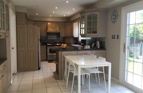 Applewood House | Comfort Stays near Toronto Airport