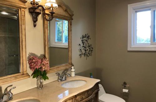 Applewood House | Comfort Stays near Toronto Airport