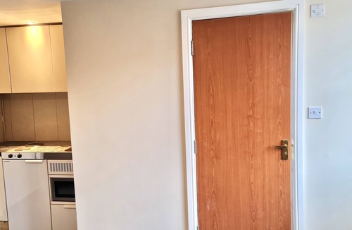 Ashford Apartment | comfort studio with private shower room