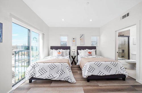 Rampart Village House | Comfort Suite Los Angeles