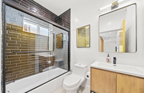 Rampart Village House | Comfort Suite Los Angeles