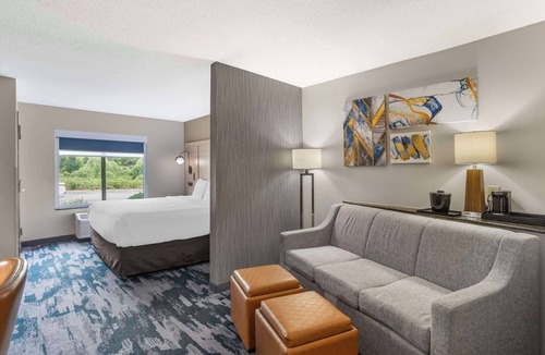 Arcadia Hotel | Comfort Suites At WestGate Mall