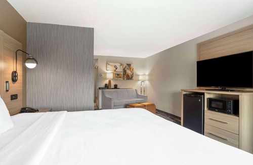 Arcadia Hotel | Comfort Suites At WestGate Mall