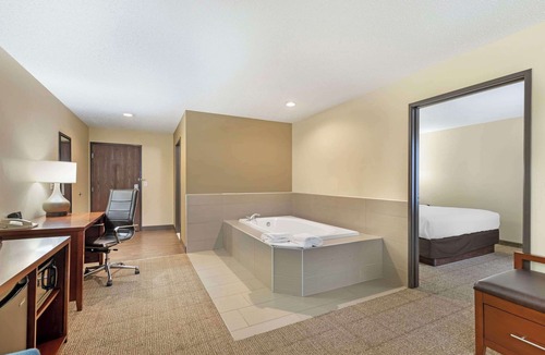 Cedar Falls Hotel | Comfort Suites Cedar Falls Industrial Park