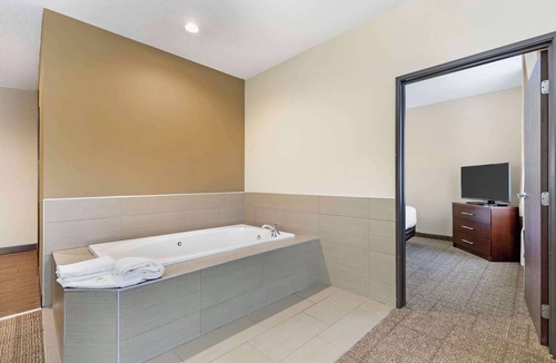 Cedar Falls Hotel | Comfort Suites Cedar Falls Industrial Park